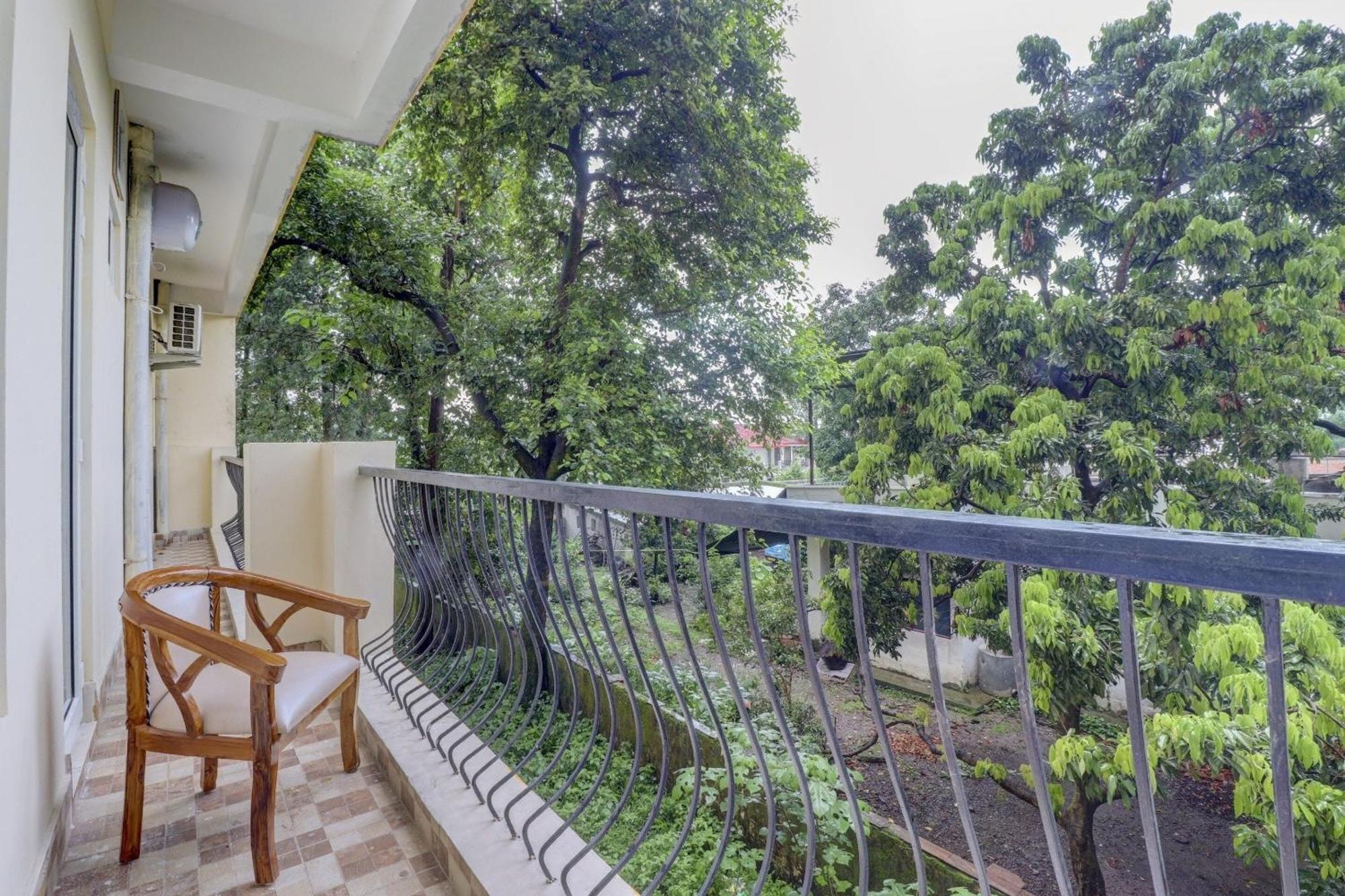 Super Capital O Crestwood Inn Dehradun Exterior foto